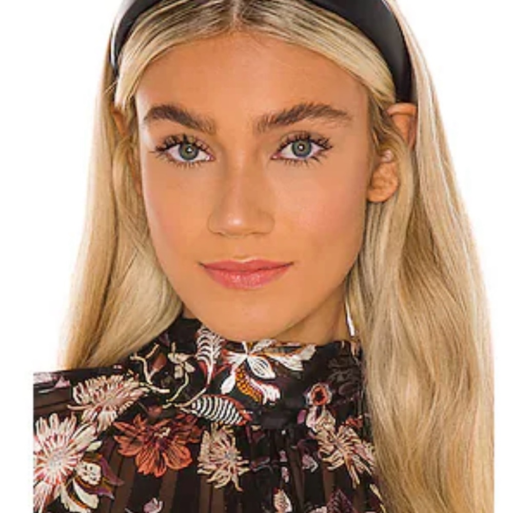 Revolve Lilith Headband in Black